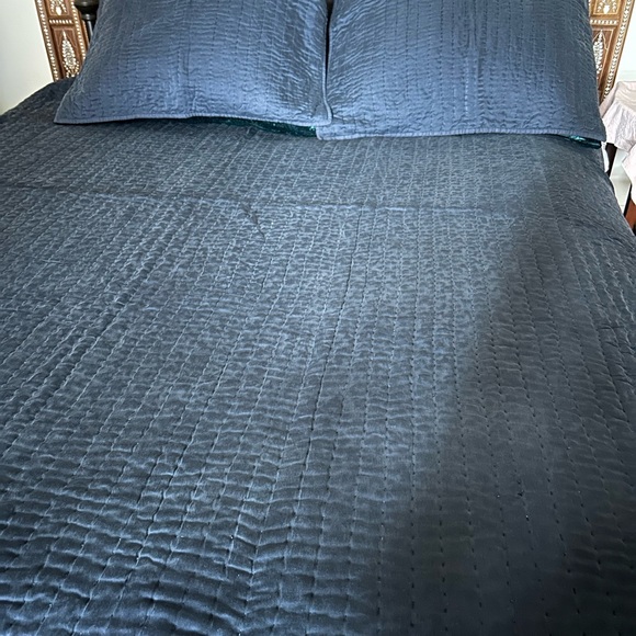 Luxurious Dark Blue Quilt Set